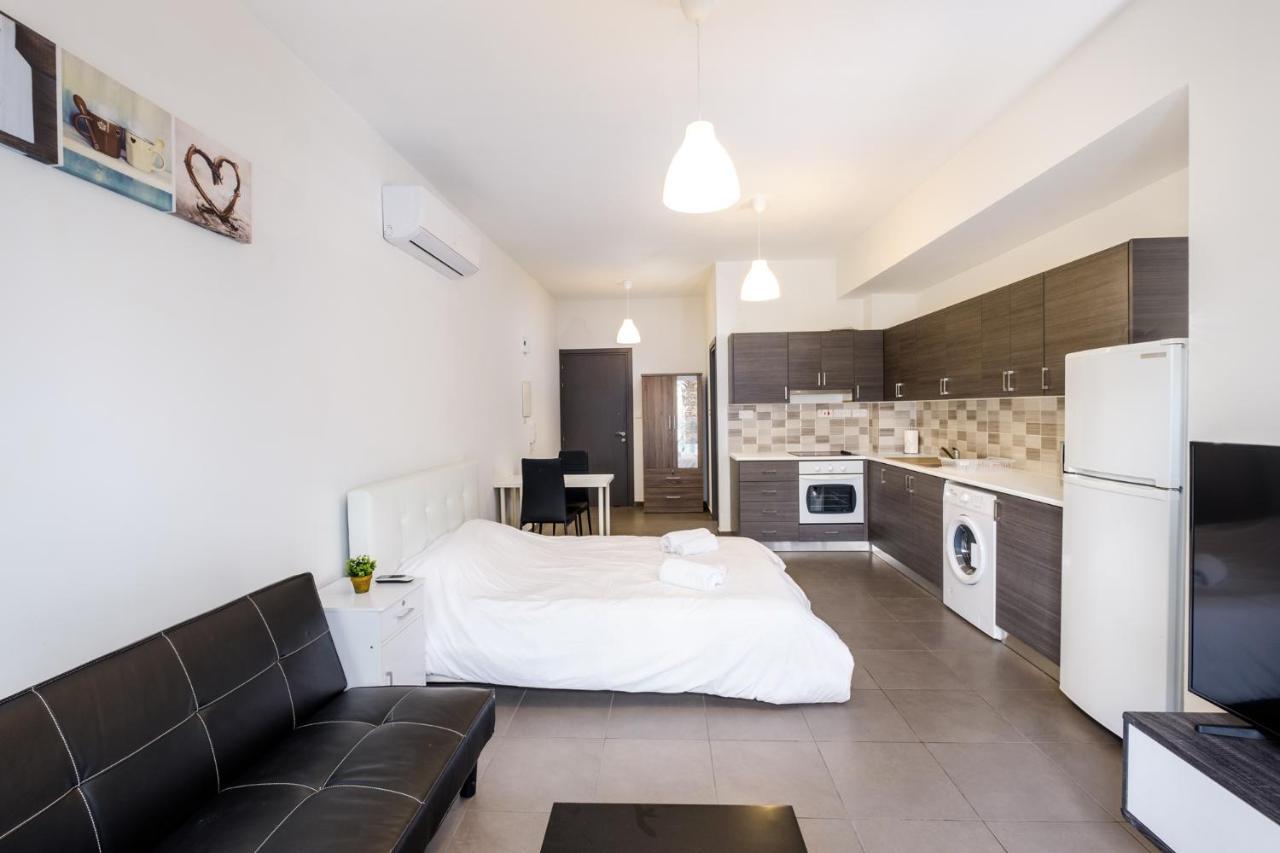 Spacious Studio Downtown Larnaca Exterior photo